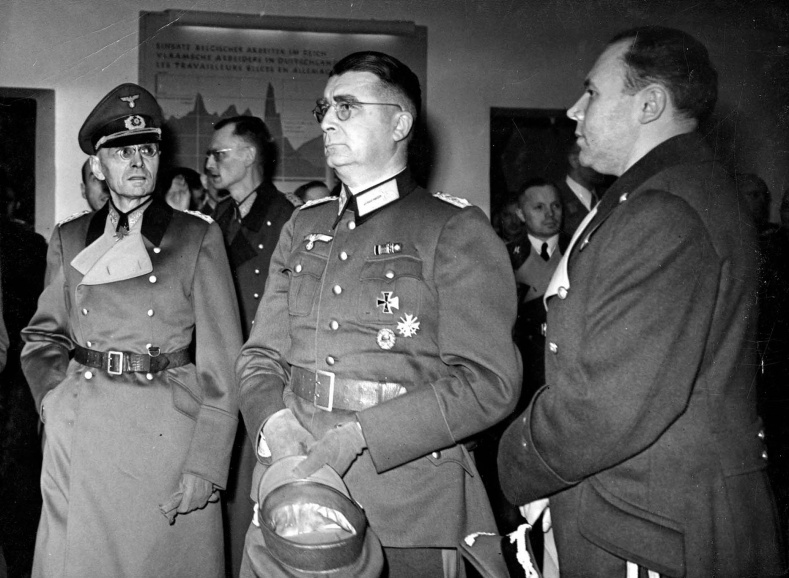 Alexander von Falkenhausen en Eggert Reeder bij de opening van de tentoonstelling Deutsche Grösse in Brussel, 16 maart 1942. (CegeSoma/Rijksarchief, 243821)