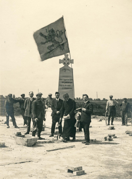 Eerstesteenlegging van de IJzertoren door Cyriel Verschaeve, 7 juli 1928. (Collectie Stad Antwerpen, Letterenhuis, tglhph27484)
