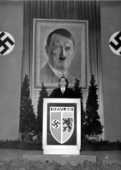 Jef van de Wiele aan het woord in Brussel, 18 januari 1942. De DeVlag kreeg steun van de machtige SS en propageerde de aanhechting van Vlaanderen bij het Derde Rijk. (ADVN, VFA1814)