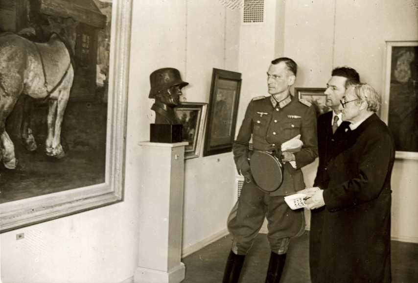 Cyriel Verschaeve met prof. Schweitzer, de rijksverantwoordelijke voor kunstvormgeving, en generaal Harry von Craushaar op de tentoonstelling Hedendaagse Vlaamse Kunst in de Berlijnse kunstgalerij, 17 mei 1941. (ADVN, VFAL160)