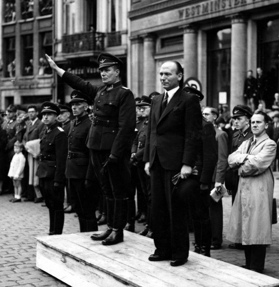 Gerard Romsée (rechts) samen met Renaat van Thillo tijdens een optocht van de Vrijwillige Arbeidsdienst voor Vlaanderen (VAVV) in Antwerpen, 15 augustus 1943. (CegeSoma/Rijksarchief, 32722)