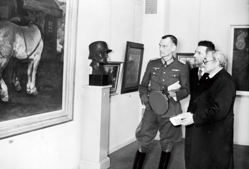 Cyriel Verschaeve met prof. Schweitzer, de rijksverantwoordelijke voor kunstvormgeving, en generaal Harry von Craushaar op de tentoonstelling Hedendaagse Vlaamse Kunst in de Berlijnse kunstgalerij, 17 mei 1941. (ADVN, VFAL160)