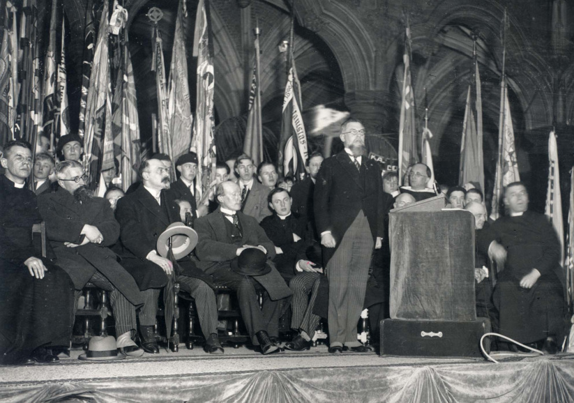 Frans van Cauwelaert onderhield goede banden met de Katholieke arbeidersbeweging. Toespraak van Van Cauwelaert op het congres van de Katholieke Arbeidersjeugd (KAJ) van 17 april 1932. (KADOC, kfa015090)