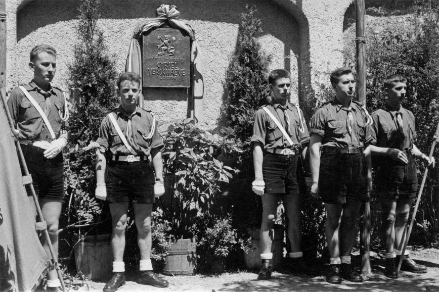 Vendeljongens van de Vlaams-nationalistische jeugdvereniging Blauwvoetjeugdverbond (BJV), bij de onthulling van een gedenkplaat voor Cyriel Verschaeve tijdens een Verschaeve-hulde in Solbad Hall, 25 juli 1958. (ADVN, VFAL452)