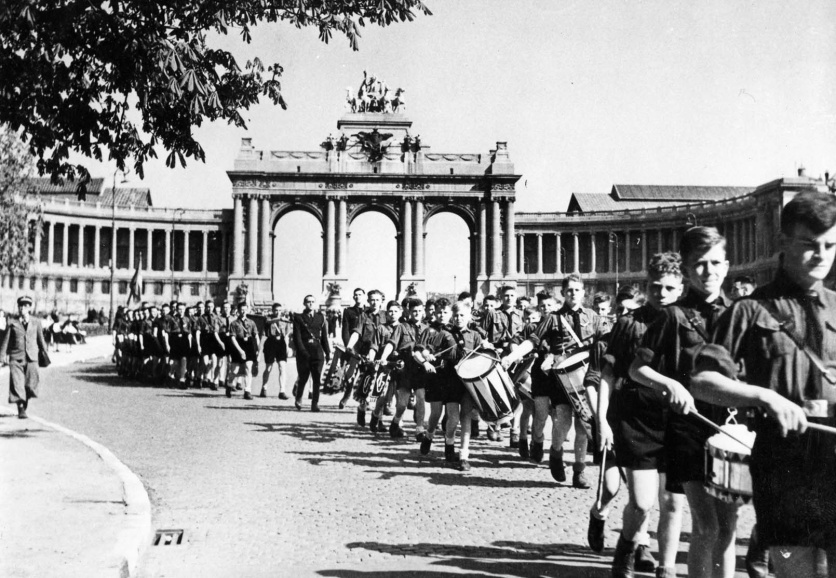 Bijeenkomst in Brussel van de Nationaal-Socialistische Jeugd Vlaanderen (NSJV) aan de triomfboog in het Jubelpark, 1941-1944. (CegeSoma)