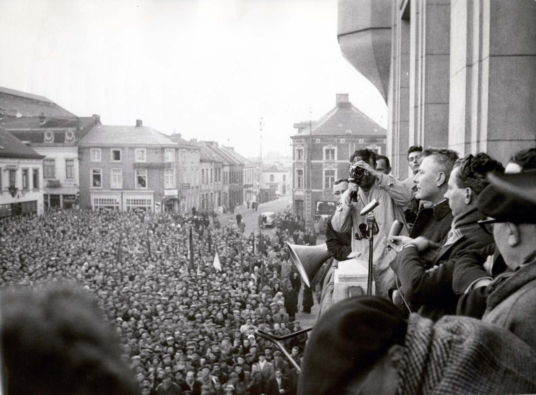 André Renard aan het woord tijdens de staking tegen de eenheidswet, 9 januari 1961. (Amsab-ISG, fo008666)