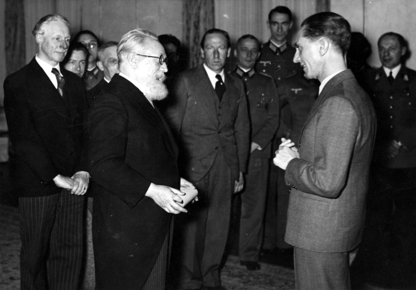 Als leider van een Vlaamse artistieke delegatie op bezoek in Duitsland ontmoette Albert Servaes op 11 december 1940 de minister van propaganda Joseph Goebbels. (CegeSoma/Rijksarchief, 33342)