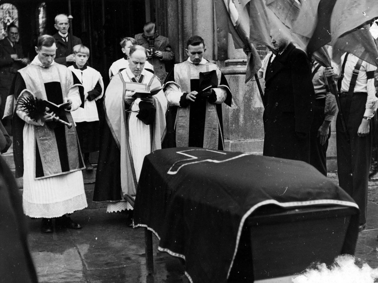 Bij het overlijden van VNV-leider Staf de Clercq weigerde kardinaal Van Roey een kerkdienst in de Brusselse Sint-Goedelekerk. De begrafenis in Kester op 27 oktober 1942 werd wel door geestelijken geleid. (CegeSoma/Rijksarchief, 11233)