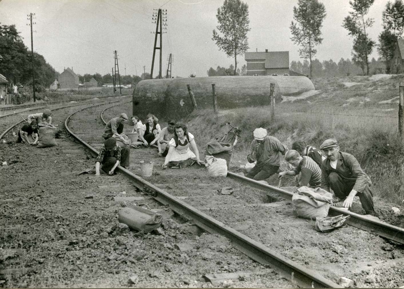 De brandstofschaarste tijdens de Tweede Wereldoorlog zet mensen aan tot een zoektocht naar steenkoolafval tussen de sporen, 1940-1945. (Amsab-ISG, fo029221)