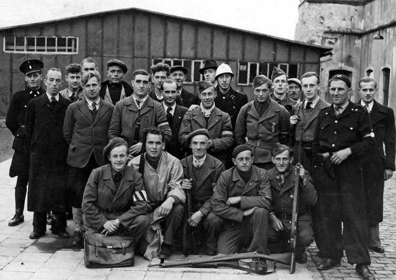 Leden van de Witte Brigade in Hemiksem, ca. september 1944. (CegeSoma/Rijksarchief, 28163)