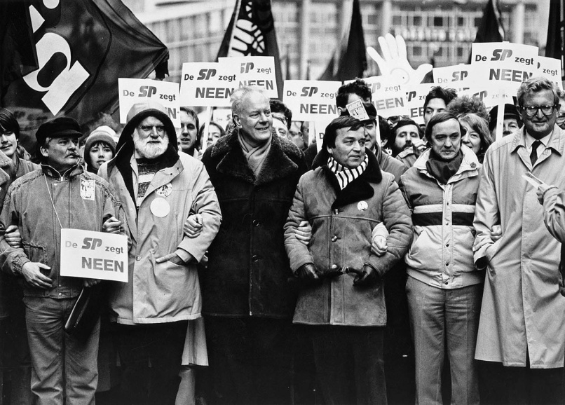 Betoging tegen de kernraketten in 1983. Op de eerste rij van links naar rechts: Jos Wijninckx, Jef Ulburghs, Marc Galle, Louis Tobback, Karel van Miert en Frank van Acker. (Amsab-ISG, fo014649)