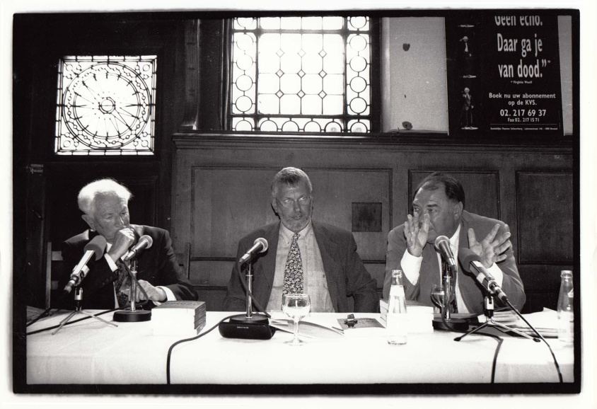 Persconferentie naar aanleiding van de uitgave van Het Sienjaal. Van links naar rechts: Maurits Coppieters, Guy Polspoel en Norbert de Batselier, 1996. Foto Tim Dirven. (Amsab-ISG, fo023685)